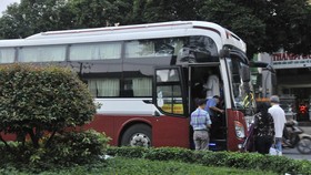 Xe đậu chờ đón khách trên đường An Dương Vương chiều 8-9-2017 Ảnh: THÀNH TRÍ