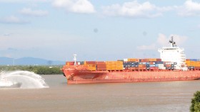 Tàu siêu trọng từ biển theo đường thủy vào TPHCM Ảnh: CAO THĂNG