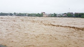 Mưa, dông tiếp tục hoành hành ở Trung bộ, Nam bộ