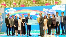Các mạnh thường quân ủng hộ lọ đựng tình thương