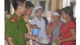 “Nồi cháo yêu thương” ấm áp tình quân dân