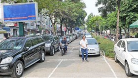 Nên hạn chế ô tô dừng, đậu trên đường