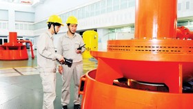 Vận hành hệ thống máy phát điện tại một đơn vị đã cổ phần hóa. Ảnh: CAO THĂNG