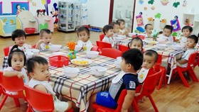 Huyện Nhà Bè: Học sinh lớp tiên tiến phải đóng thêm 1.490.000 đồng/tháng