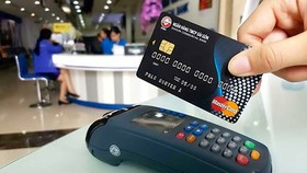 Các máy POS dùng để thanh toán không bằng tiền mặt xuất hiện ngày càng nhiều tại các cửa hàng