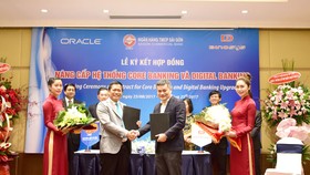 Đại diện SCB và Công ty Dinosys ký kết hợp đồng nâng cấp hệ thống Core Baking và Digital Banking của Oracle
