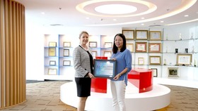 Ms. Deborah Jensen GĐ Dịch vụ và vận hành Khu vực Đông Nam Á và bà Nguyễn Hương Loan – Phó TGĐ Maritime Bank