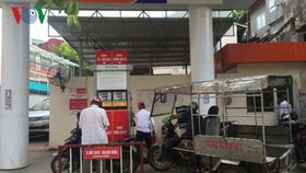 Cửa hàng xăng dầu trên đường Khâm Thiên gần khu dân cư và thường xuyên bị ùn tắc