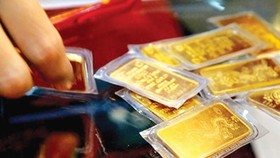 Vàng thế giới rớt mạnh, vàng trong nước vẫn dửng dưng