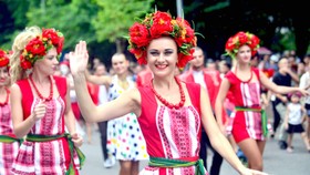 Đoàn vũ công Carnival khuấy động phố đi bộ Hà Nội
