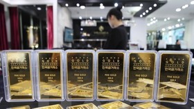 Giá vàng thế giới giảm 1% do đồng USD tăng mạnh lên