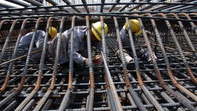 Giá thép xây dựng đã tăng mạnh trong thời gian gần đây Ảnh: Tấn Thạnh