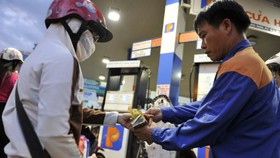 Giá xăng trước áp lực tăng giá kỳ thứ 5 liên tiếp trong vòng 2,5 tháng qua.