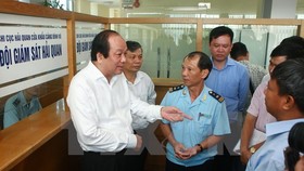 Bộ trưởng Mai Tiến Dũng cùng các đại biểu làm việc tại Chi cục Hải quan Cửa khẩu cảng Đình Vũ, Hải Phòng. (Ảnh: Lâm Khánh/TTXVN)