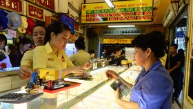 Vàng thế giới 'bốc hơi' 50 USD/ounce so với đầu tháng