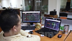 VN-Index bị đẩy lùi về ngưỡng 803 điểm