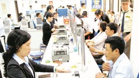 Giao dịch tại một ngân hàng ở TPHCM. Ảnh: Cao Thăng