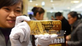 Giá vàng thế giới giảm xuống dưới mức 1.300 USD mỗi ounce