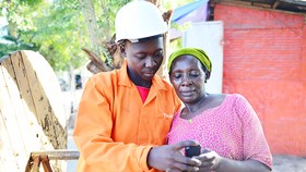 Những ngôi làng ở Tanzania “trắng sóng” nay đã có sóng di động Halotel - nơi Viettel đầu tư