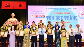 Các đồng chí lãnh đạo TPHCM chúc mừng các tấm gương nhận giải thưởng Tôn Đức Thắng
