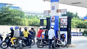 Trước đó, ngày 4-8-2017, giá xăng cũng đã tăng 599 đồng/ lít