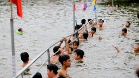 Biến ao làng thành bể bơi miễn phí