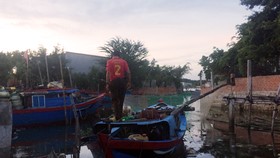 Trắng bêm bắt ghe giã cào sử dụng xung điện xiết máy trong đêm tại đầm Thị Nại