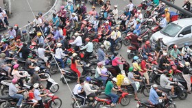 Phương tiện giao thông qua khu vực cầu Chánh Hưng, quận 8, TPHCM Ảnh: CAO THĂNG