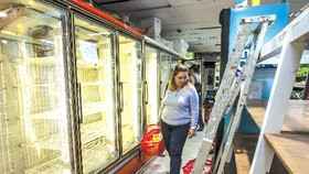 Những giá hàng trống trơn trong siêu thị là cảnh thường thấy ở Venezuela.