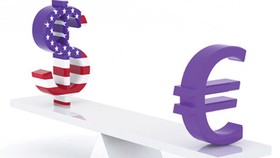 Đồng USD giảm giá, mừng hay lo?