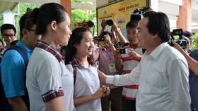 Bộ trưởng Phùng Xuân Nhạ động viên thí sinh