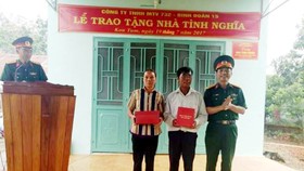 Bàn giao nhà tình nghĩa cho gia đình ông Tấn
