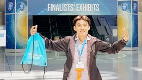 Chử Hoàng Minh Đức tại Hội thi Khoa học kỹ thuật quốc tế (Intel ISEF) năm 2017 ở Mỹ