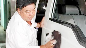 Ông Ba Nhiều bên chiếc xe cứu thương của mình