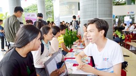 Thí sinh tìm hiểu ngành nghề để điều chỉnh nguyện vọng tại Trường ĐH Tôn Đức Thắng.