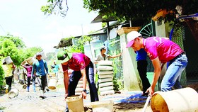 Các chiến sĩ tình nguyện chung tay bê tông hóa một số tuyến đường nông thôn tại huyện ngoại thành TPHCM