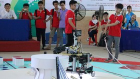 Biểu diễn robot lấy dùi và đánh trống