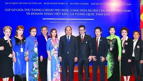 Thủ tướng Nguyễn Xuân Phúc gặp doanh nhân Việt kiều và doanh nghiệp vùng Đông Bắc Thái Lan tại tỉnh Nakhon Panom