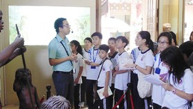 Học sinh lớp 6A4 Trường THCS Trần Văn Ơn (quận 1) trong tiết học liên môn ở Bảo tàng Lịch sử TPHCM