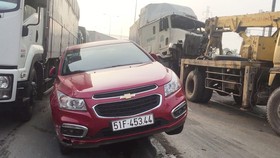 Va chạm liên hoàn với xe container, hai vợ chồng thoát chết