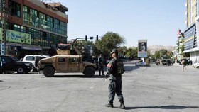 Nhân viên an ninh Afghanistan đang đứng canh giữ gần nơi xảy ra vụ tấn công tự sát nhằm vào một nhà thờ Hồi giáo Shiite ở Kabul vào ngày 25-8-2017
