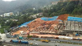 Hiện trường vụ lở đất tại công trường xây dựng ở Tanjung Bungah, Penang, Malaysia, ngày 21-10-2107. Ảnh: BERNAMA