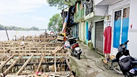 Những căn nhà nằm trên bờ sông đang sạt lở ở khu phố 1, phường Hiệp Bình Chánh, quận Thủ Đức
