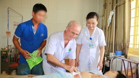 Bác sĩ Daniel Derval kiểm tra vết mổ cho sản phụ P. sau khi được phẫu thuật