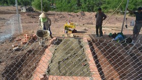 Căng lưới B40 và dựng lều tại khu vực phát hiện huyệt mộ vợ vua Tự Đức