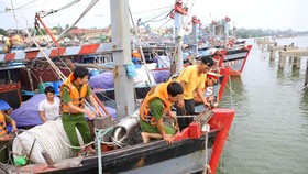 Công an Thừa Thiên – Huế giúp ngư dân neo đậu tàu thuyền tránh trú bão.