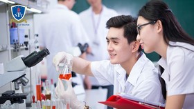 Mô hình đại học 4.0 nhất thiết phải có nghiên cứu khoa học và sáng tạo (sinh viên Khoa Dược Trường ĐH Nguyễn Tất Thành trong giờ thực hành)