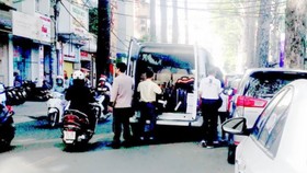 Vô tư dừng ô tô giữa đường… mua đồ