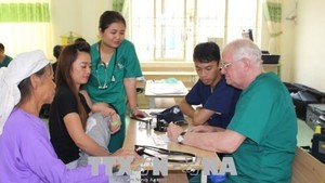 US volunteer doctors from the Good Samaritan Medical Dental Ministry provide free medical checkups to poor people in Tra Linh district, Cao Bang. (Photo: VNA)