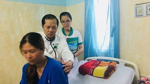 A doctor is examining the female worker (Photo: SGGP)